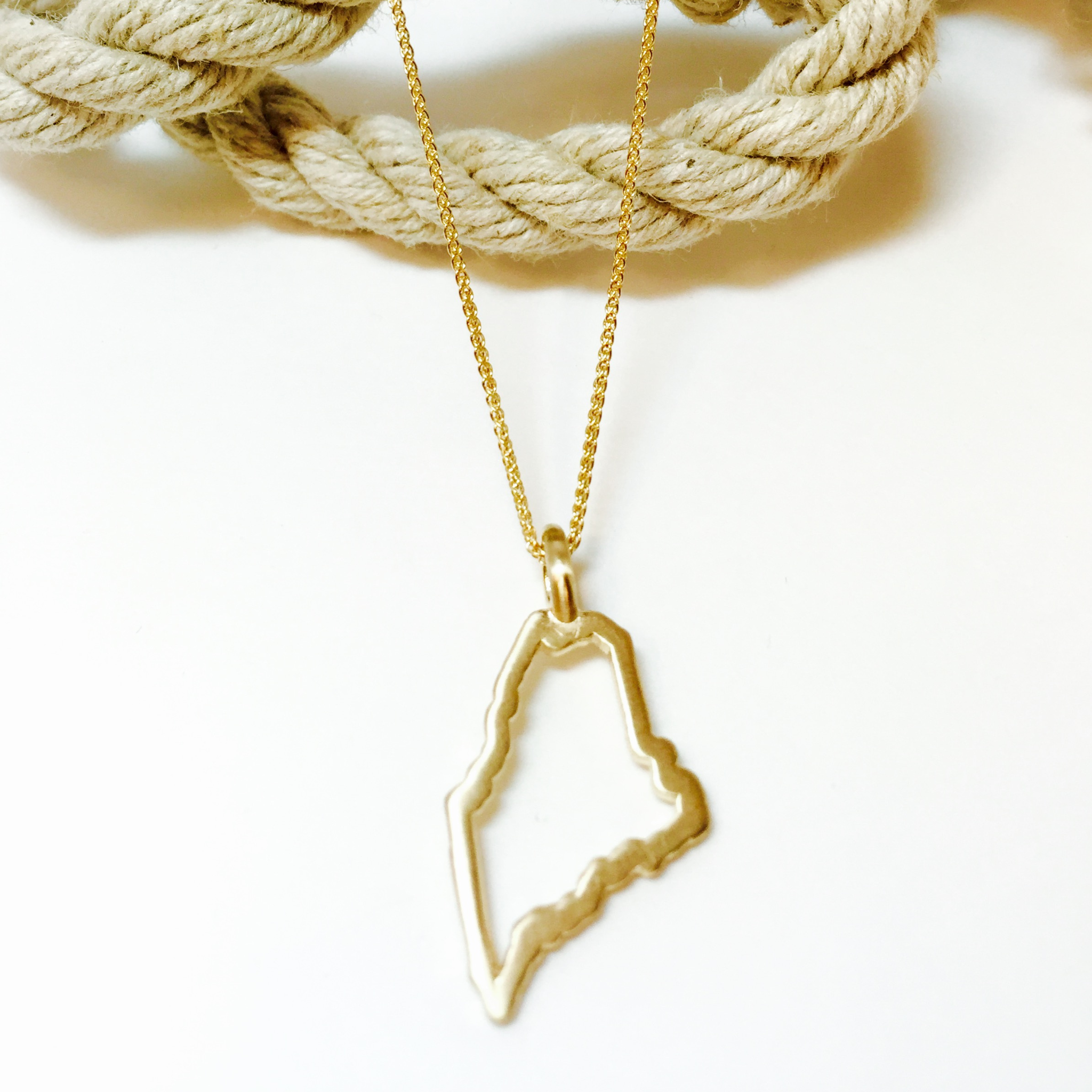 The Maine Outline Necklace in 14k Yellow Gold